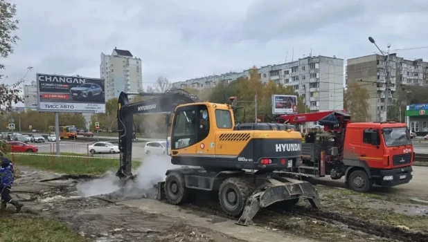 Специалисты на месте аварии на ул. Попова.