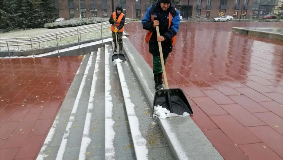 Барнаульские дорожники работают круглосуточно из-за непогоды