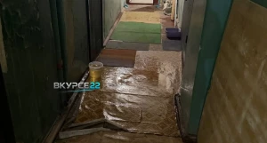 Проблемы с крышей и электрикой в барнаульской многоэтажке.
