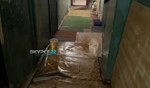 Проблемы с крышей и электрикой в барнаульской многоэтажке.