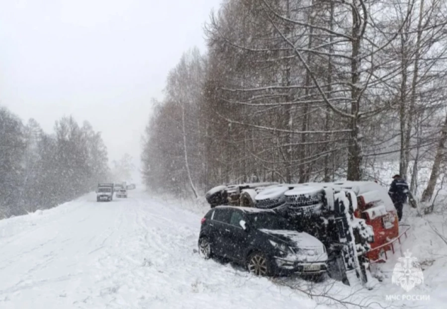 Авто массово сносит с трасс из-за октябрьской непогоды.