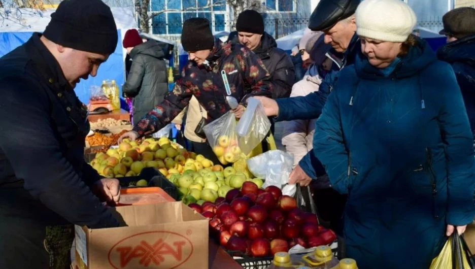 Продовольственная ярмарка в Барнауле.
