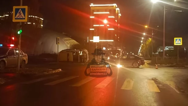 В Барнауле перевернулся патрульный автомобиль