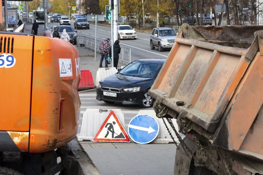 Укладка асфальта напротив планетария в Барнауле. 