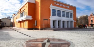 Укладка асфальта напротив планетария в Барнауле. 