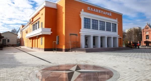 Укладка асфальта напротив планетария в Барнауле. 