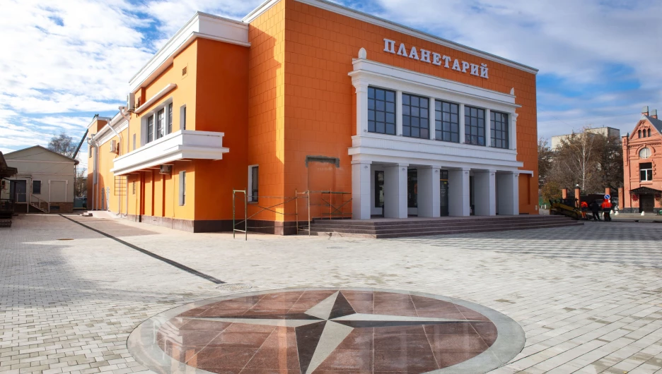 Укладка асфальта напротив планетария в Барнауле. 