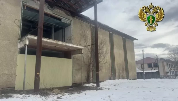 Аварийный дом культуры в селе Усть-Кумир.